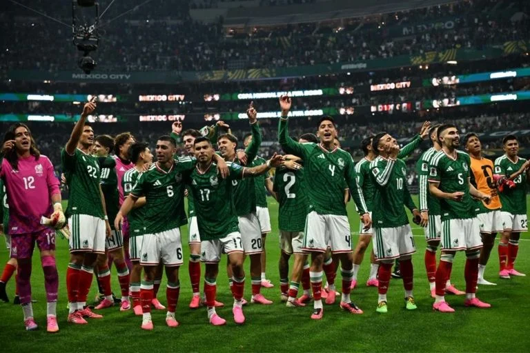 Julián Quiñones y Raúl Jiménez celebran goles contra Ecuador
