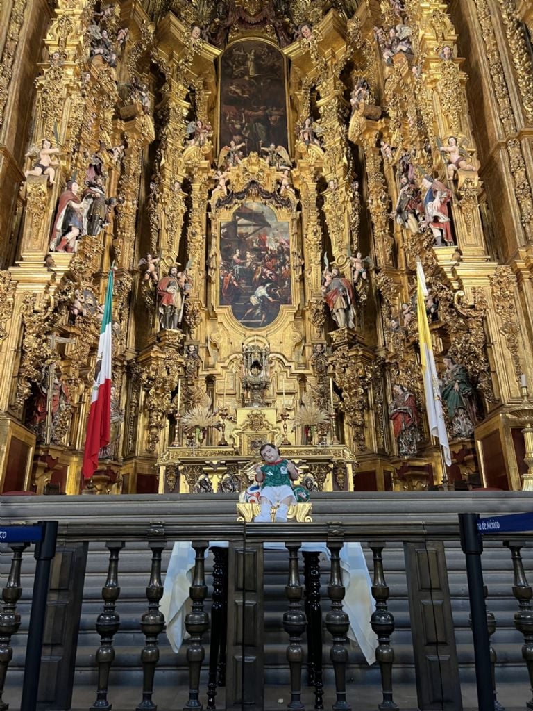 Niño Jesús con uniforme de la selección mexicana en catedral