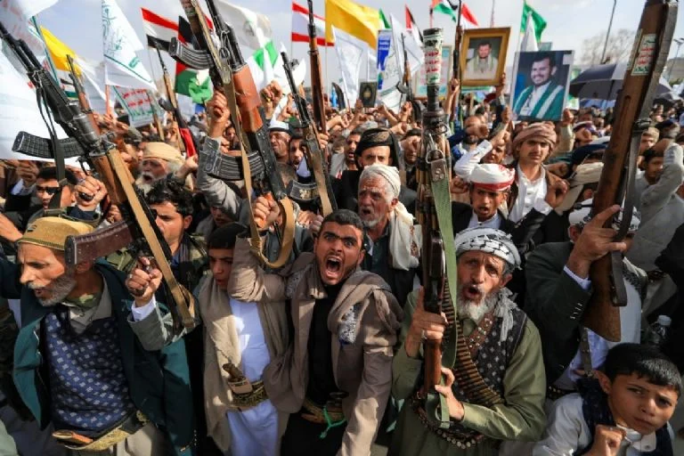 Tensión en Yemen: impactantes imágenes del ataque al aeropuerto
