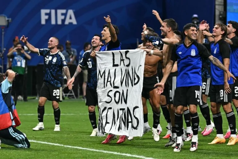 Pancarta sobre las Islas Malvinas