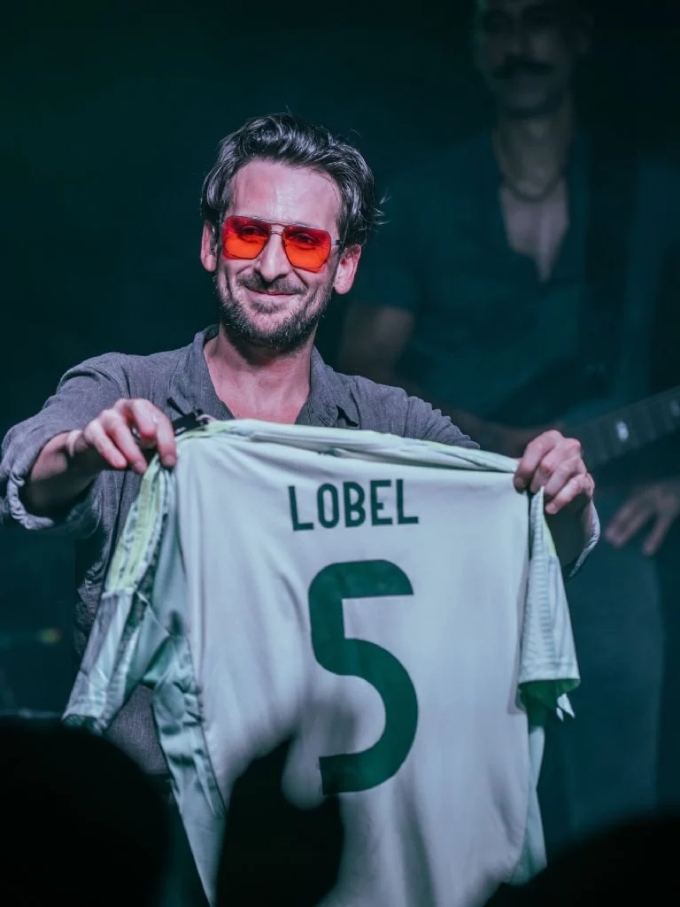 Lobel: “En Argentina, el futbolista es el auténtico rockstar”
