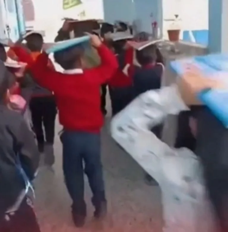 Maestro calma a sus alumnos durante sismo en Chiapas: ¡es viral!