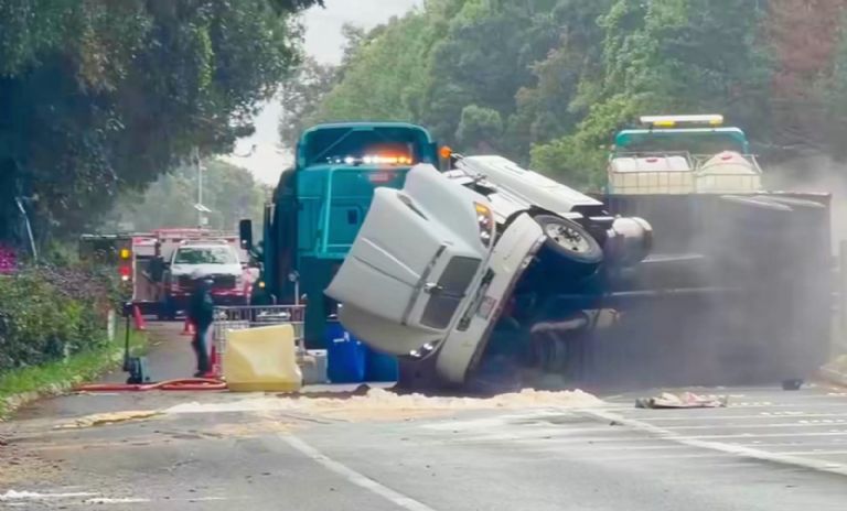 Labores de emergencia tras volcadura de tráiler en autopista México-Cuernavaca