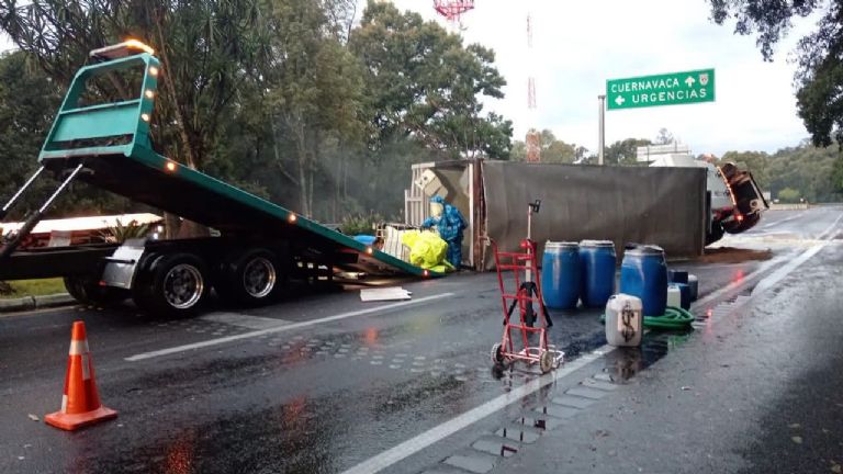 Cierre total en la autopista México-Cuernavaca por accidente químico