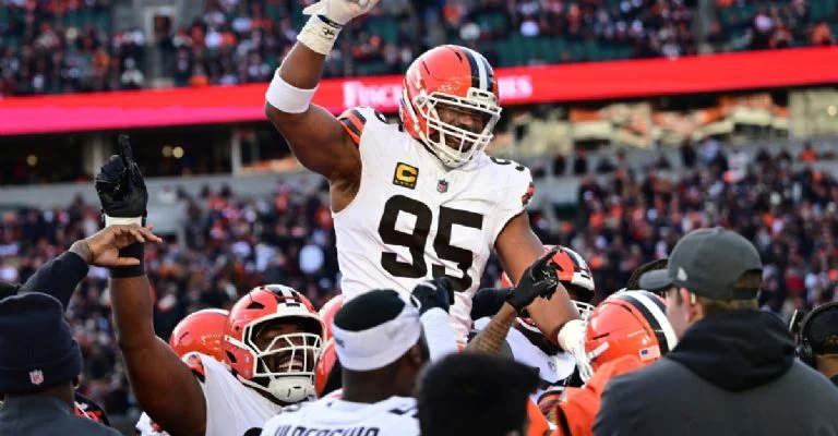 Jared Verse llega a los Browns tras salida de Garrett